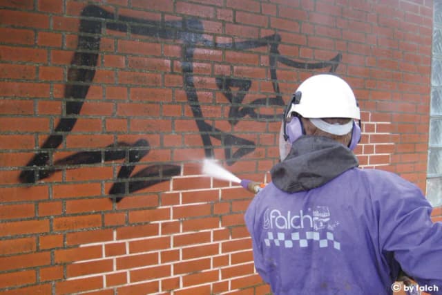 Skuteczne sposoby na usunięcie graffiti z elewacji – poradnik krok po kroku Skuteczne sposoby na usunięcie graffiti z elewacji – poradnik krok po kroku